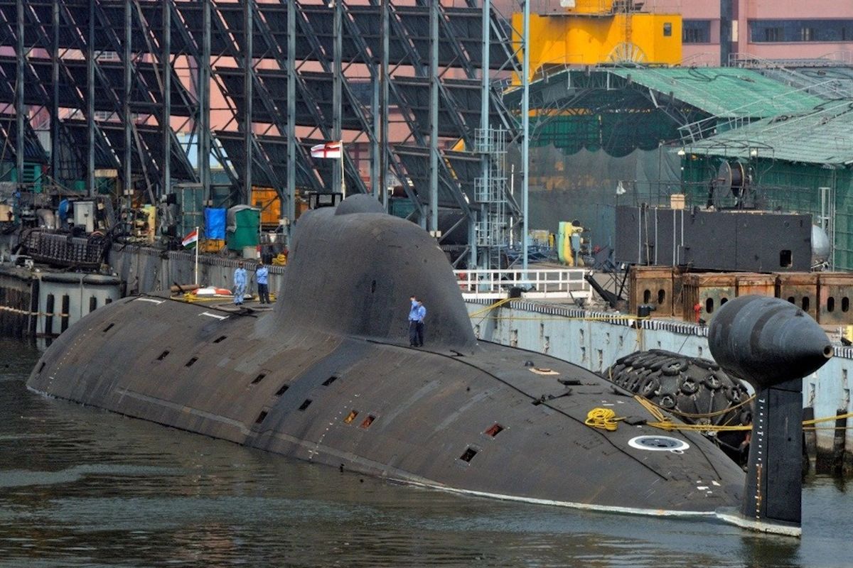 Индийская атомная многоцелевая подводная лодка S 72 Chakra (переданная российской стороной ВМС Индии в аренду после достройки бывшая атомная подводная лодка К-152 "Нерпа" проекта 971И) в Вишакхапатнаме, 2015 год (с) Reuters