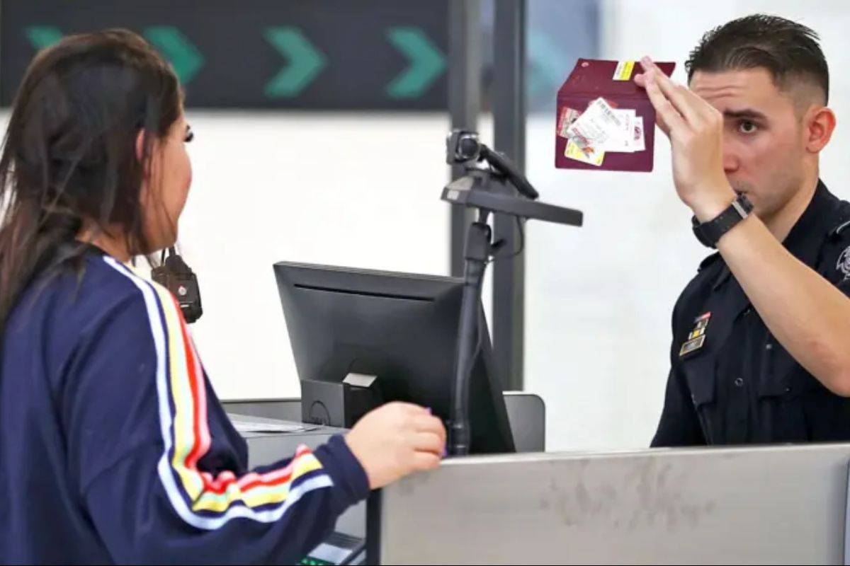 Проверка паспорта на границе США/Автор фото,Getty Images Проверка паспорта на границе США/Автор фото,Getty Images