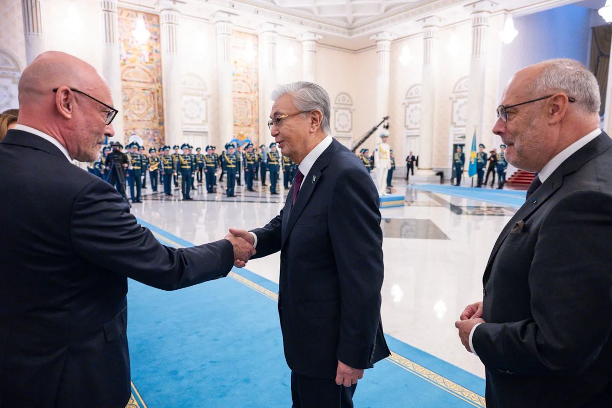 Посол Эстонии в Казахстане Яап Ора пожимает руку главе Казахстана Касым-Жомарту Токаеву во время визита президента Алара Кариса. Фото: Raigo Pajula / presidendi kantselei Посол Эстонии в Казахстане Яап Ора пожимает руку главе Казахстана Касым-Жомарту Токаеву во время визита президента Алара Кариса. Фото: Raigo Pajula / presidendi kantselei