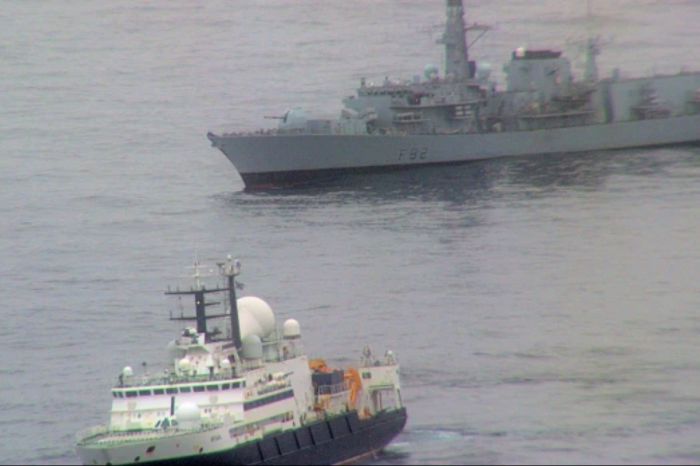 Российский разведывательный корабль направил лазеры на британских военных пилотов, которые его отслеживали