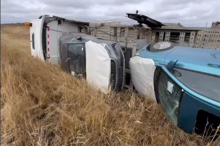 В Акмолинской области перевернулся автовоз с китайскими машинами