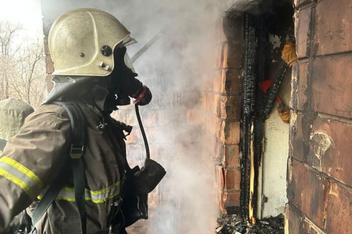 В Атырау загорелись пристройки к жилому дому на улице И. Тайманова