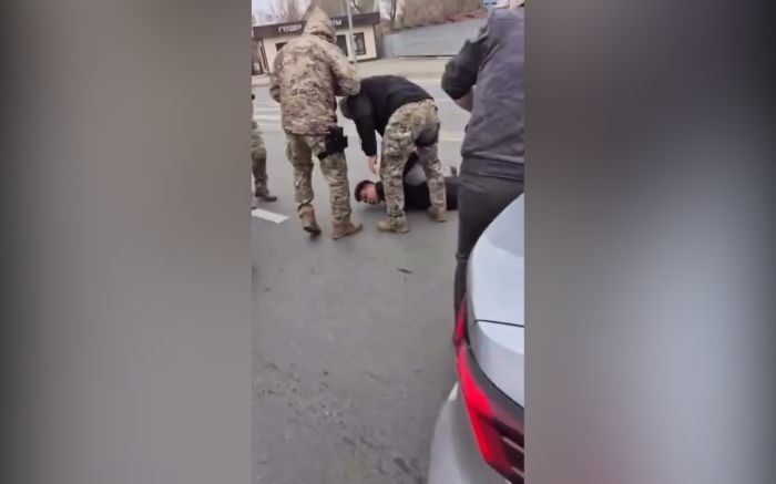 В Атырау водитель порезал руку оппоненту после дорожной ссоры