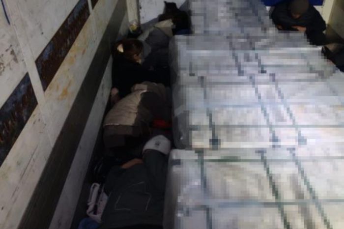 Пограничники остановили грузовик с тайником для мигрантов в Актюбинской области