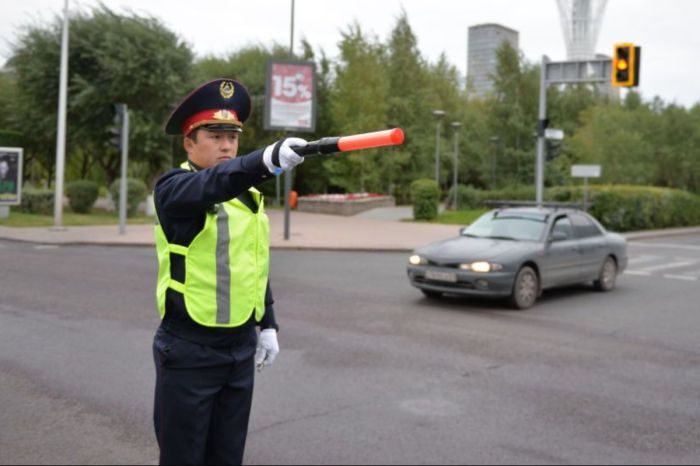 «Жезлы никуда не исчезали»: МВД объяснило, почему инспекторы снова стоят на обочинах