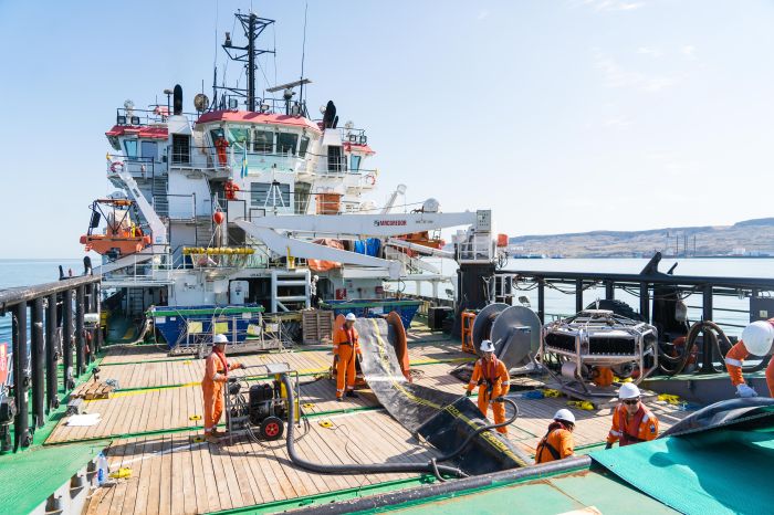 И в недрах Земли, и на море, и в воздухе – какие специалисты задействованы на Кашагане