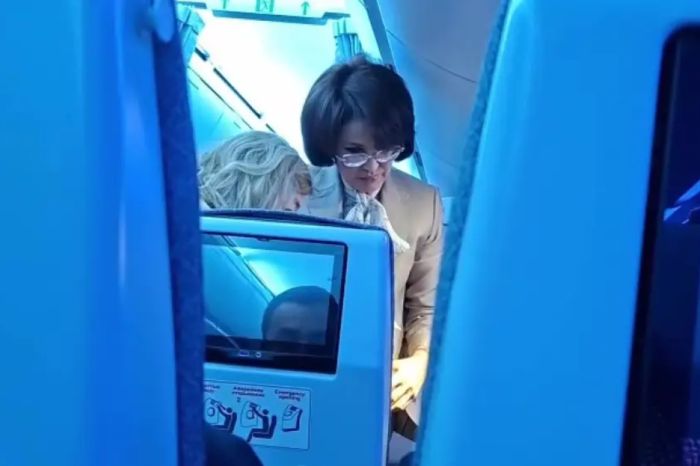 Инцидент на борту самолёта: пассажирке стало плохо, помощь оказала министр здравоохранения Альназарова