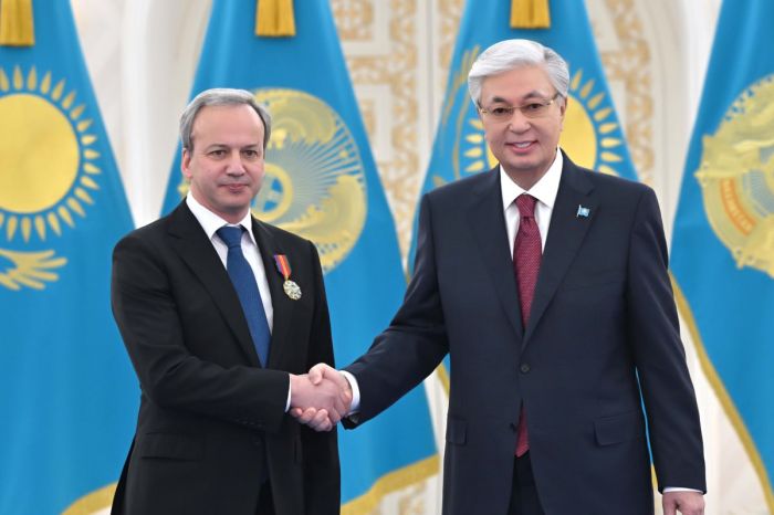 Орден «Достық» за развитие шахмат: Токаев наградил главу FIDE Аркадия Дворковича