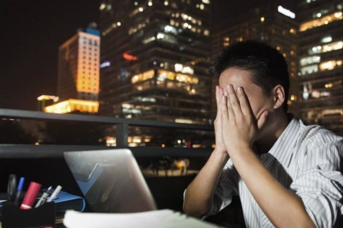 Работа вместо личной жизни: более миллиона казахстанцев трудятся сверх нормы