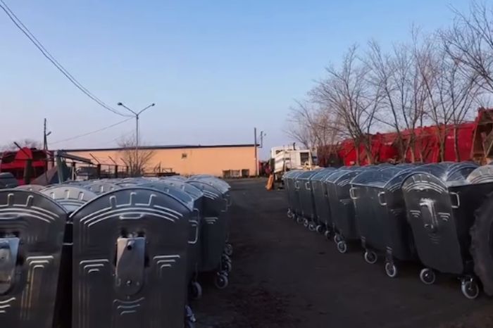 В Атырау обновляют площадки и контейнеры для мусора