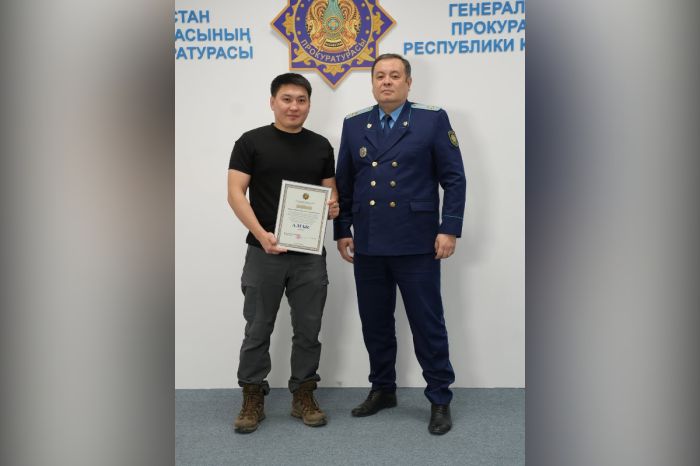Блогер Qasqir_kz получил грамоту от генпрокурора Казахстана