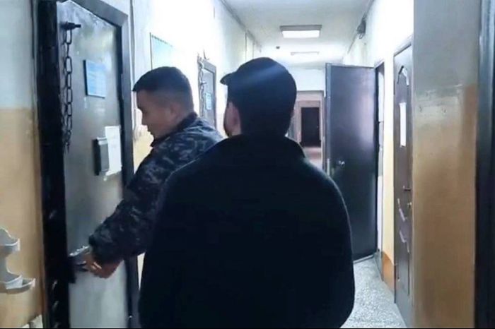 Скандальное выступление в Семее: стендап-комика арестовали за мат