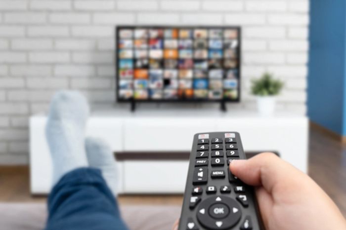 Почти три часа у экрана: сколько времени казахстанцы проводят перед телевизором