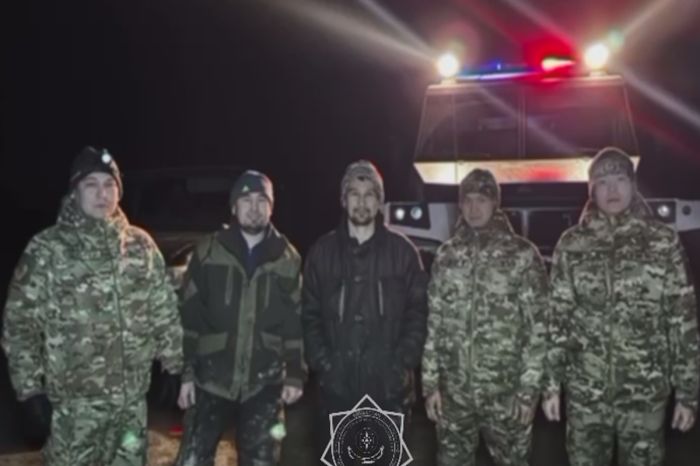 Автомобиль увяз в грязи: спасатели выручили путников под Кульсары