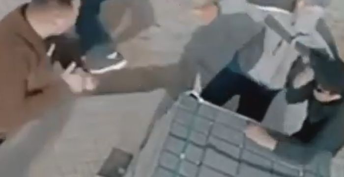 Депутат Amanat в Атырауской области ударил рабочего?