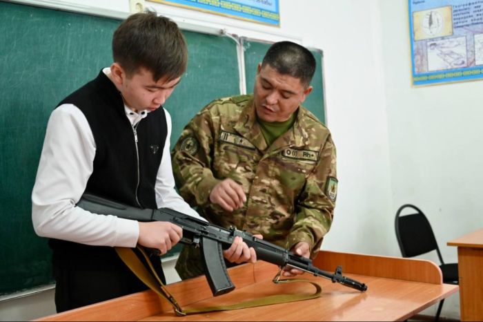 В Казахстане обновили правила НВП: армия усиливает подготовку школьников к службе