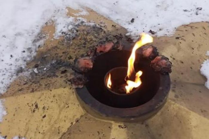 Шашлык жарили на Вечном огне: в Восточном Казахстане ищут вандалов