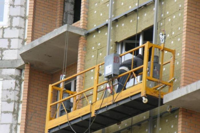 Трагедия на высоте: в Петропавловске сорвались двое рабочих при прокладке кабеля