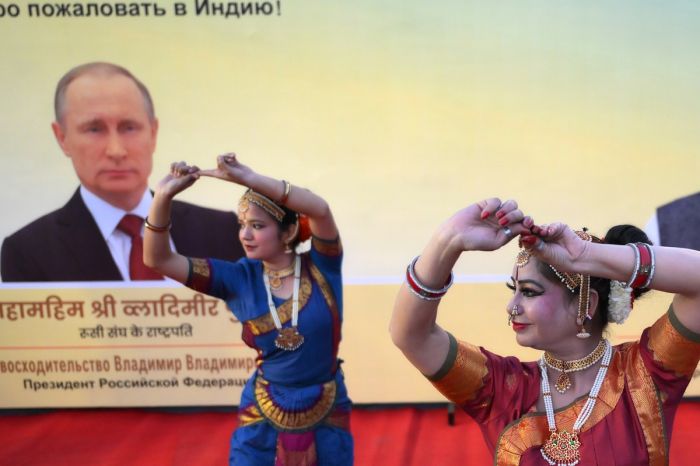 «Худшая валюта Азии»: рупия рухнула до минимума во время визита Путина в Индию