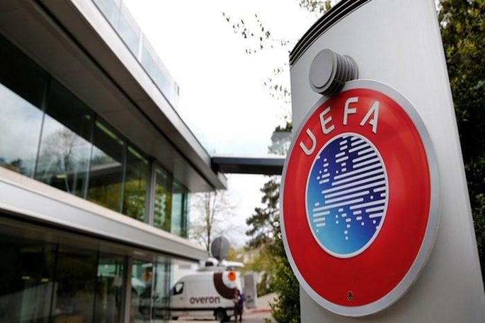 УЕФА оштрафовал Украину за антироссийские баннеры и поведение фанатов