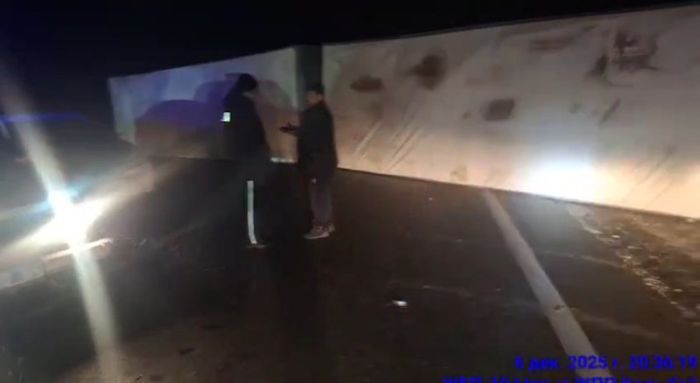 Перевернувшийся грузовик перекрыл республиканскую трассу в Актюбинской области