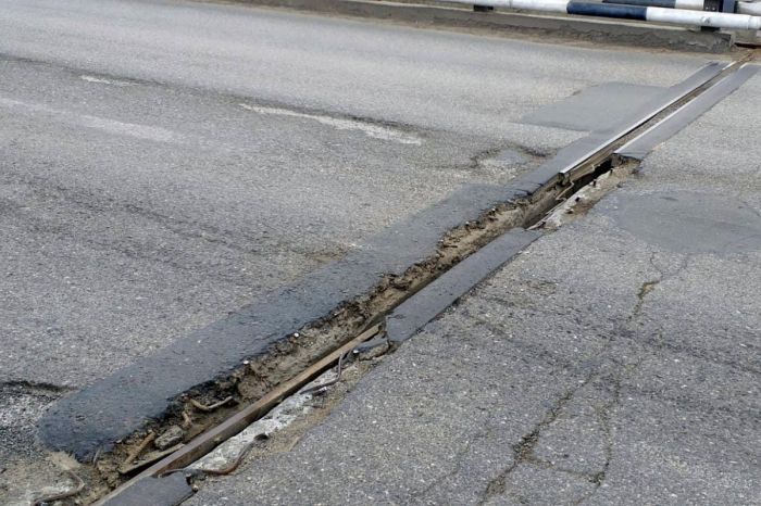 Объездной мост в Атырау расходится «по швам»