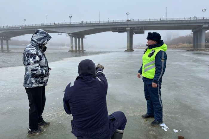 ДЧС Атырау предупреждает: выход на лёд запрещён до достижения толщины 25 см