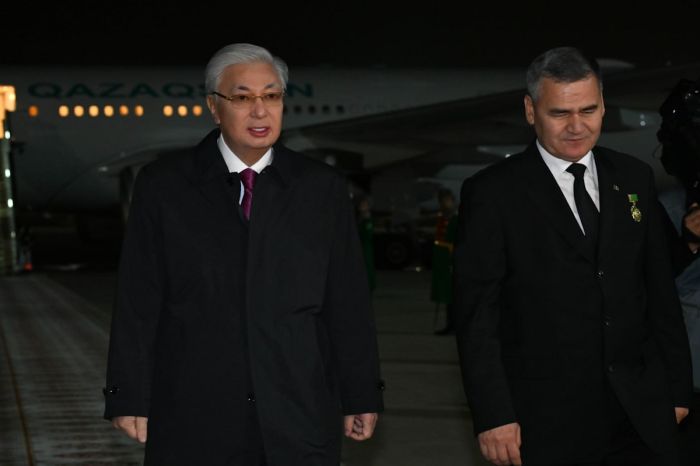 Токаев прибыл в Ашхабад для участия в международном форуме о мире и доверии