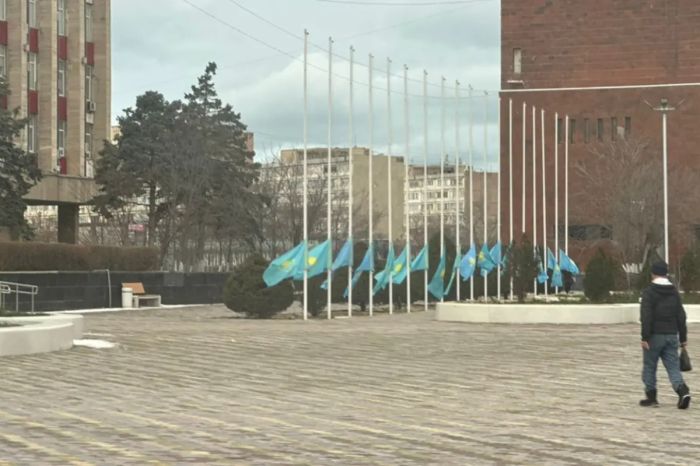 Жители Актау обеспокоились “приспущенными“ флагами — акимат дал разъяснение