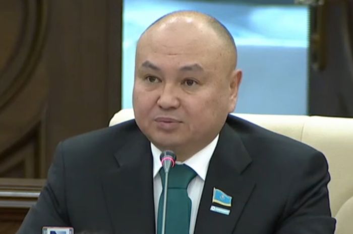 «Это раскалывает общество»: депутат о моде меряться жузами