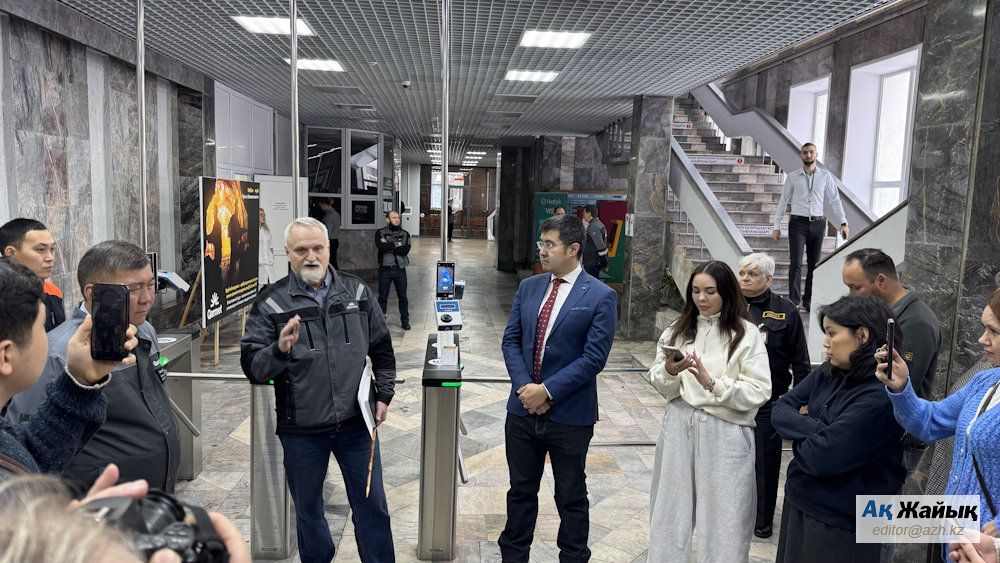 директор шахты Андрей Бойко (в центре слева)