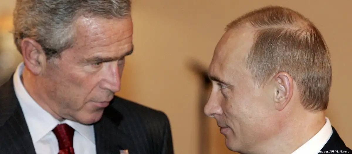 Джордж Буш-младший и Владимир Путин на полях саммита АТЭС в Южной Корее, ноябрь 2005/Фото: Getty Images/AFP/M. Marmur