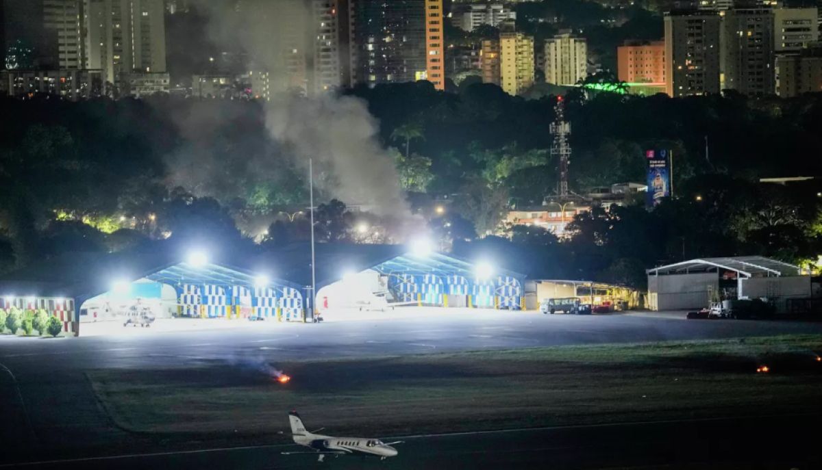 © AP Photo / Matias Delacroix Дым на месте взрыва над аэропортом Ла-Карлота, Каракас © AP Photo / Matias Delacroix Дым на месте взрыва над аэропортом Ла-Карлота, Каракас