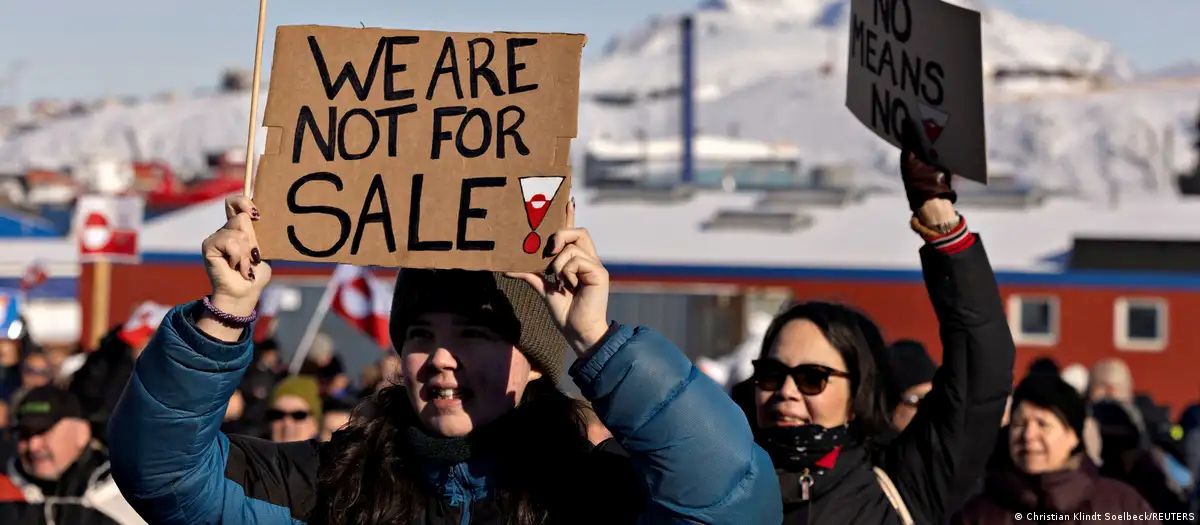 Протестующие с плакатами "Мы не продаемся!" и "Нет значит нет!" перед консульством США в Гренландии в марте 2025 года/Фото: Christian Klindt Soelbeck/REUTERS