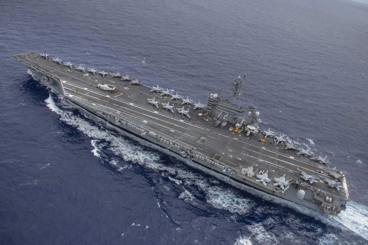 Авианосец класса «Нимиц» USS Abraham Lincoln / фото ВМС США