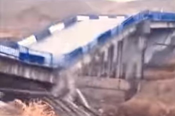 В Туркестанской области обрушился мост через реку Келес