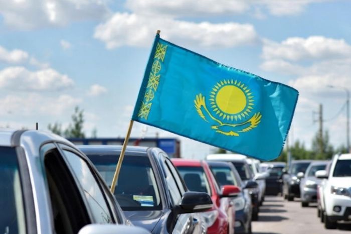 Казахстанцы могут смело демонстрировать флаг — власти поддерживают