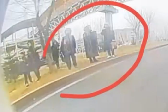 В Атырау пешеходы массово перебегают дорогу под мостом, игнорируя надземный переход