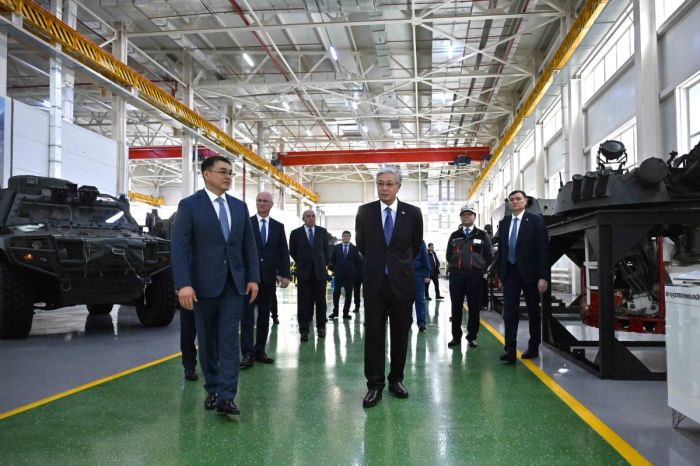 Токаев посетил ряд промышленных объектов столицы