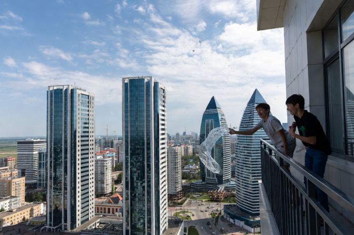 Водные бомбы с балкона: в Астане суд наказал хулиганов