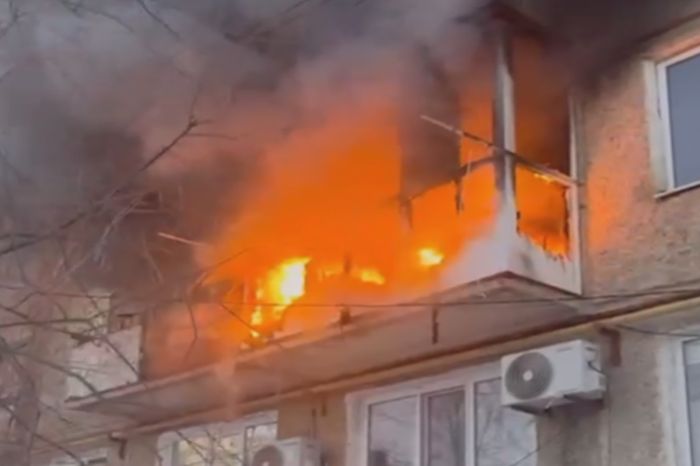 Оперативное вмешательство МЧС: в Атырау потушили пожар на балконе