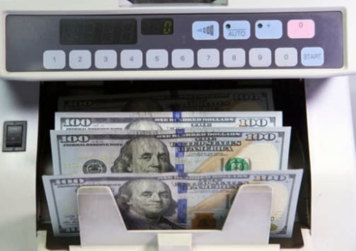 Рекордный спрос: казахстанцы массово скупают доллары перед новым годом