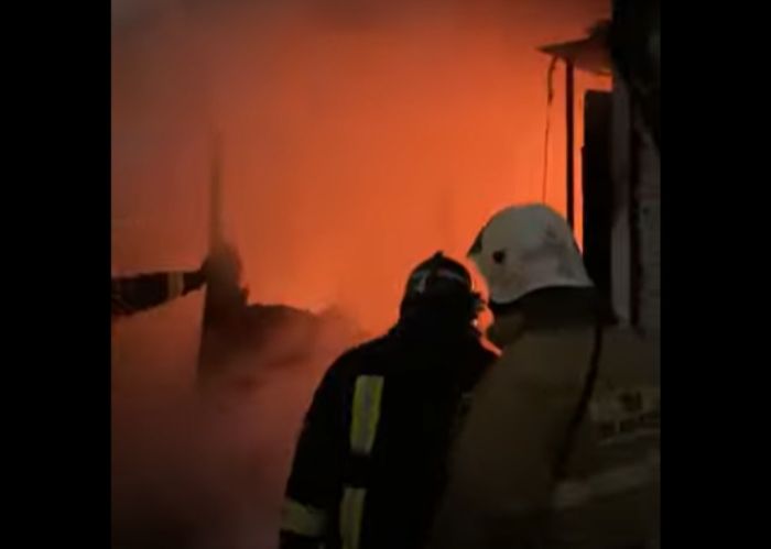 Огонь охватил 500 кв. метров: пожар на рынке «Дина»