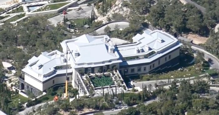 ФБК показал новый дворец Путина в Крыму. Там есть своя операционная с аппаратами для колоноскопии и ИВЛ