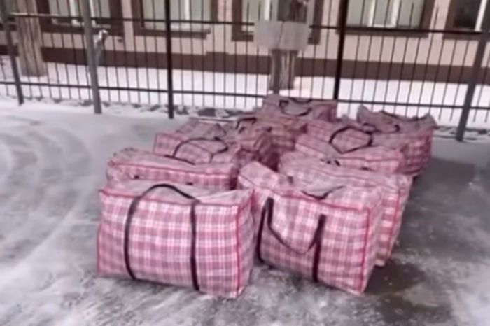 ​В Атырау новогодние кульки с конфетами стали поводом для спора между предпринимателем и горОО