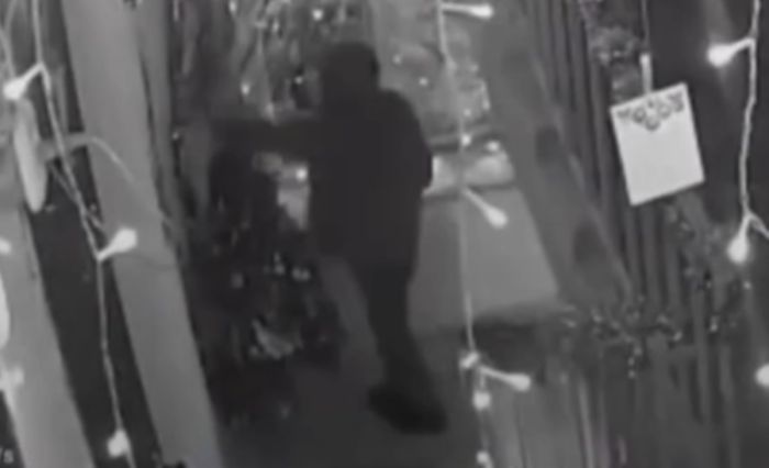 «Местный Гринч»: житель Темиртау сжёг ёлку в подъезде дома