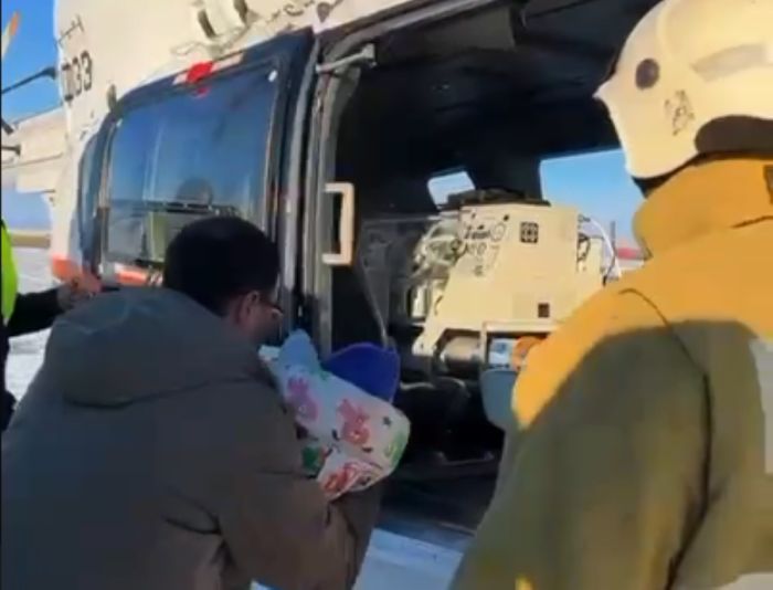 Новорождённого из Курмангазы экстренно доставили в Атырау санитарным вертолётом