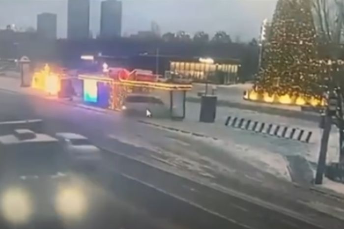 ДТП в Астане: как Toyota Alphard "атаковала" автобусную остановку