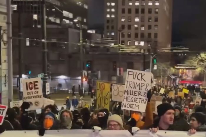 «Пошли на *** »: в США тысячи людей протестуют после гибели женщины от рук миграционной полиции