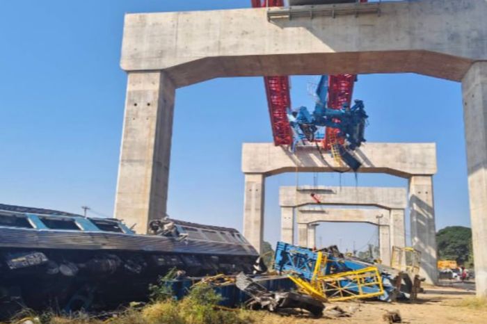 В Таиланде кран упал на пассажирский поезд: десятки погибших и раненых